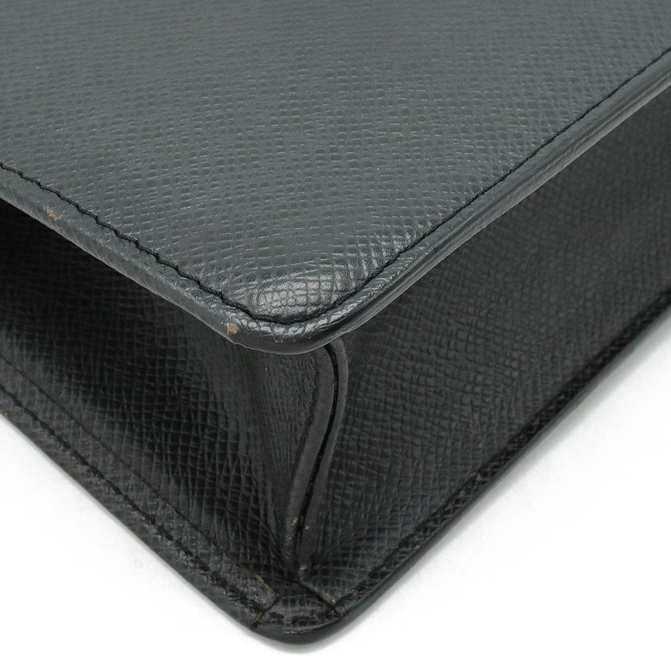 Louis Vuitton Taiga  Leather Clutch Bag