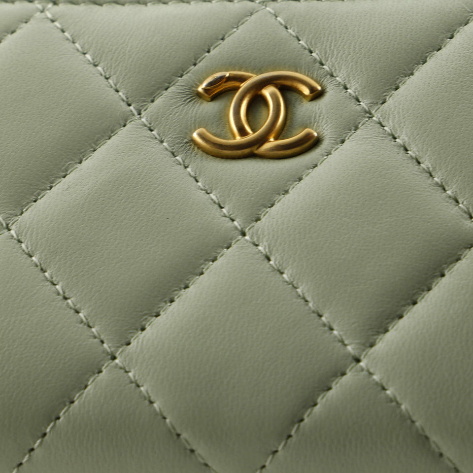 Pearl Crush Zip Around Card Holder on Chain Quilted Lambskin