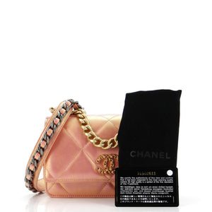 19 Wallet on Chain Quilted Iridescent Calfskin
