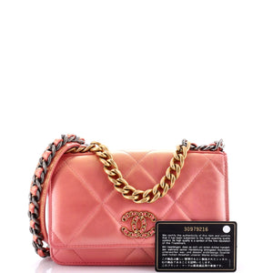 19 Wallet on Chain Quilted Iridescent Calfskin