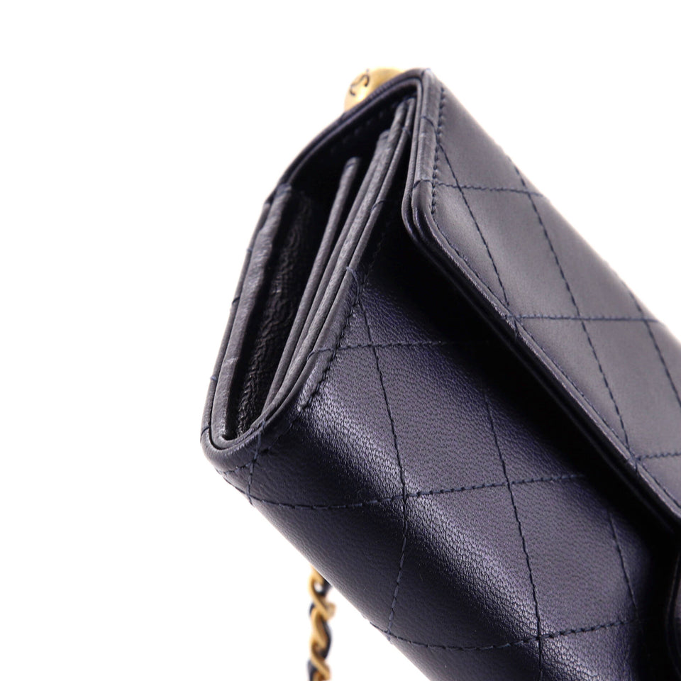 Chic Pearls Clutch with Chain Quilted Goatskin