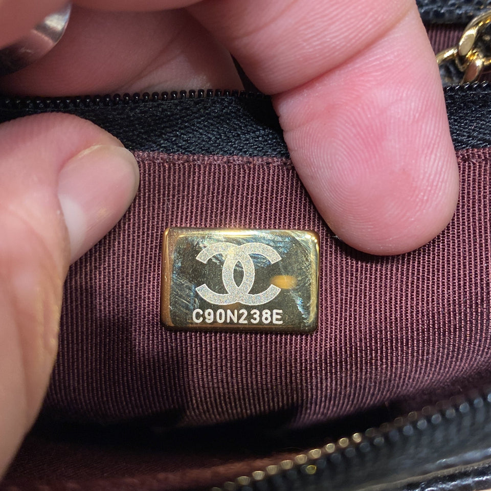 Wallet on Chain Quilted Caviar