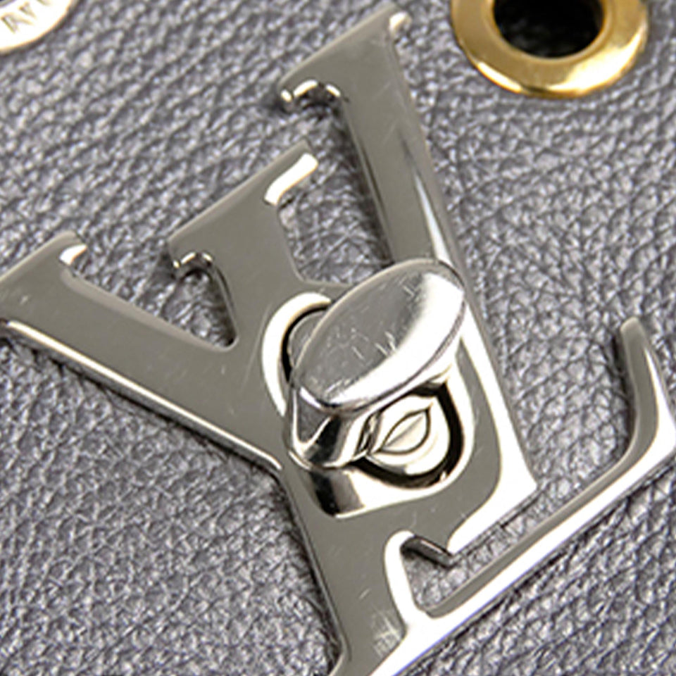 Louis Vuitton Eyelet LockMe II BB (SHG-Wmv6tS)