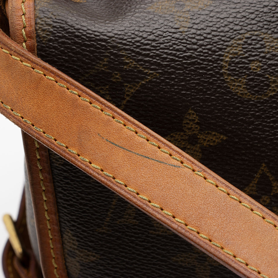 Louis Vuitton Monogram Canvas Saumur 30 Messenger Bag (SHF-0asoJo)