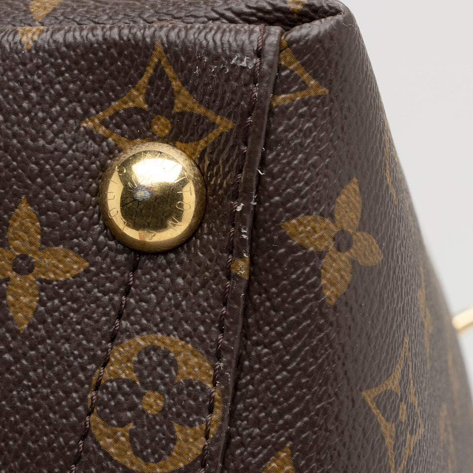 Louis Vuitton Monogram Canvas V Tote MM (SHF-xfJRm0)