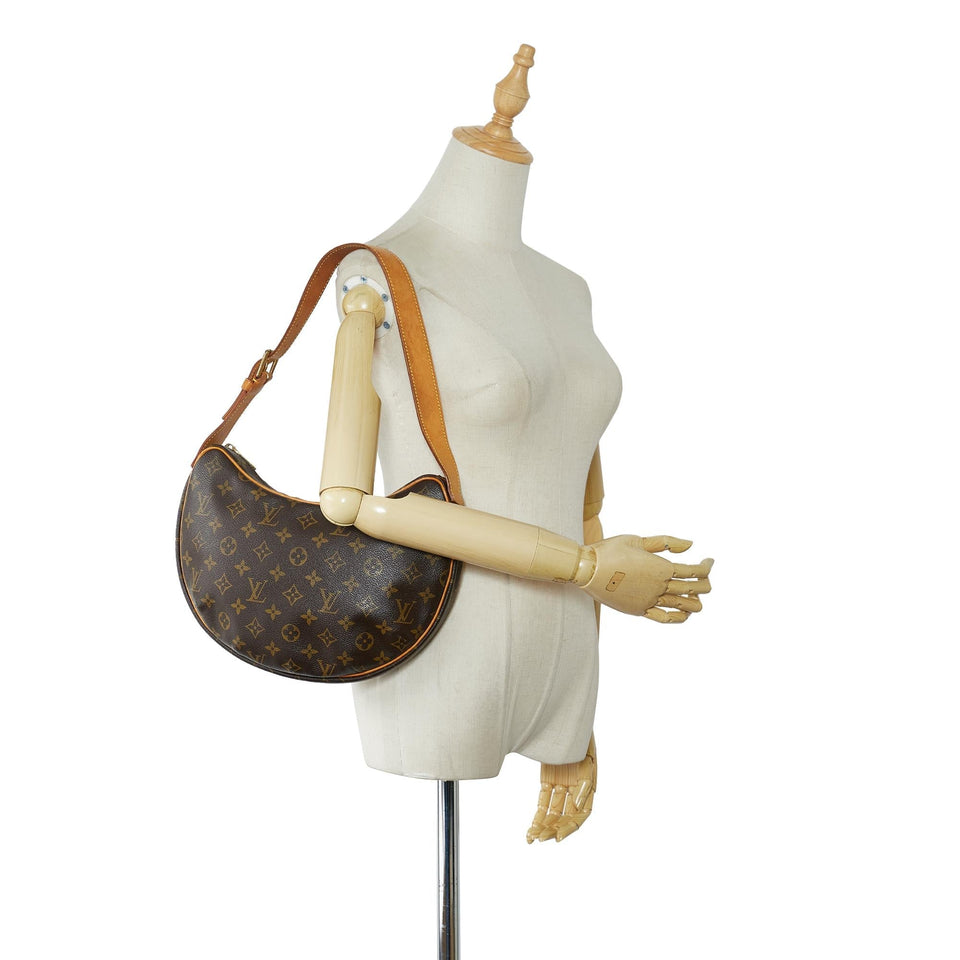 Louis Vuitton Monogram Croissant MM (SHG-Ob22ft)