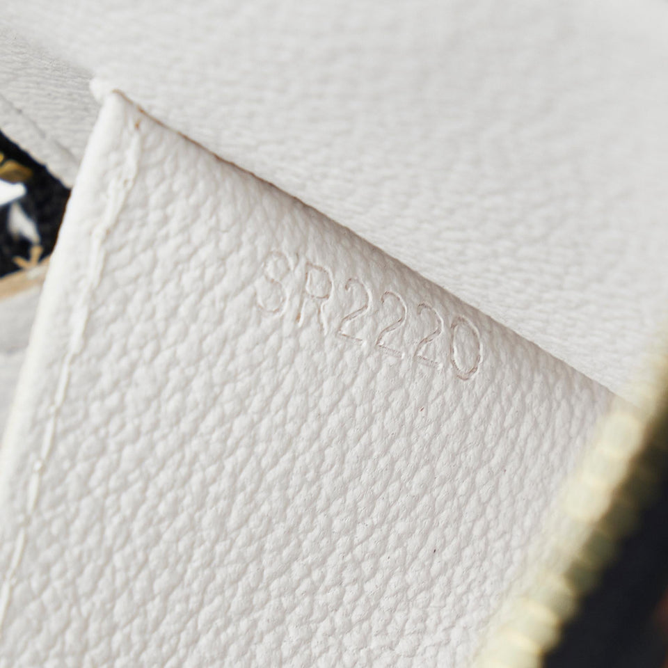 Louis Vuitton Monogram Giant Crafty Cosmetic Pouch (SHG-UP17a1)