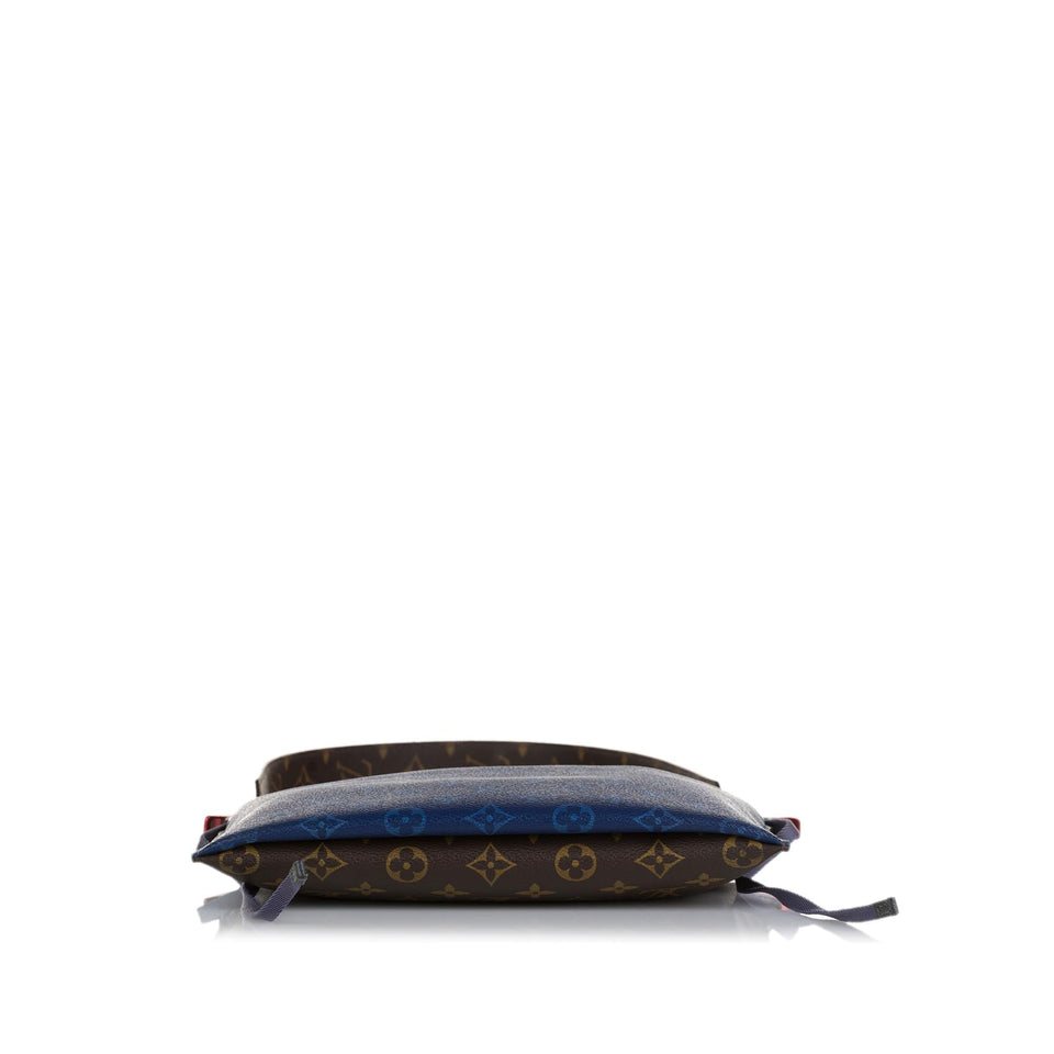 Louis Vuitton Monogram Pacific Outdoor Pouch (SHG-xVf7t5)
