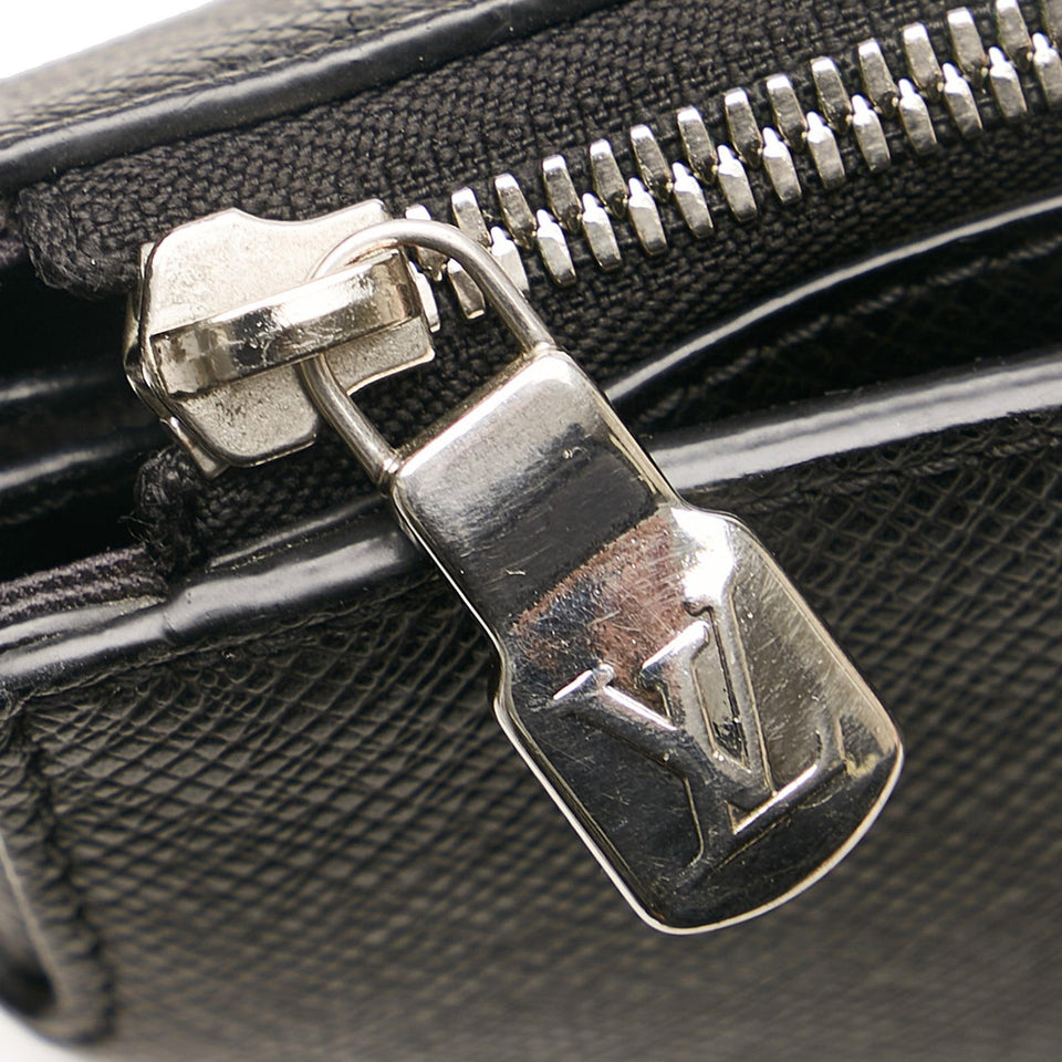 Louis Vuitton Taiga Anton Soft Briefcase (SHG-35900)