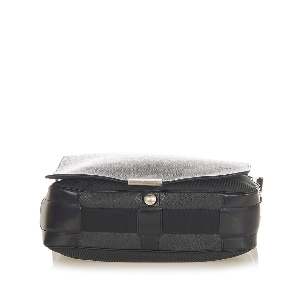 Louis Vuitton Taiga Viktor (SHG-32143)