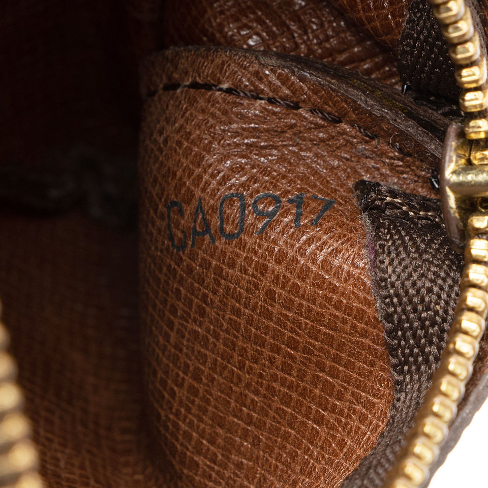 Louis Vuitton Vintage Monogram Canvas Key Pouch (SHF-OnAhFA)