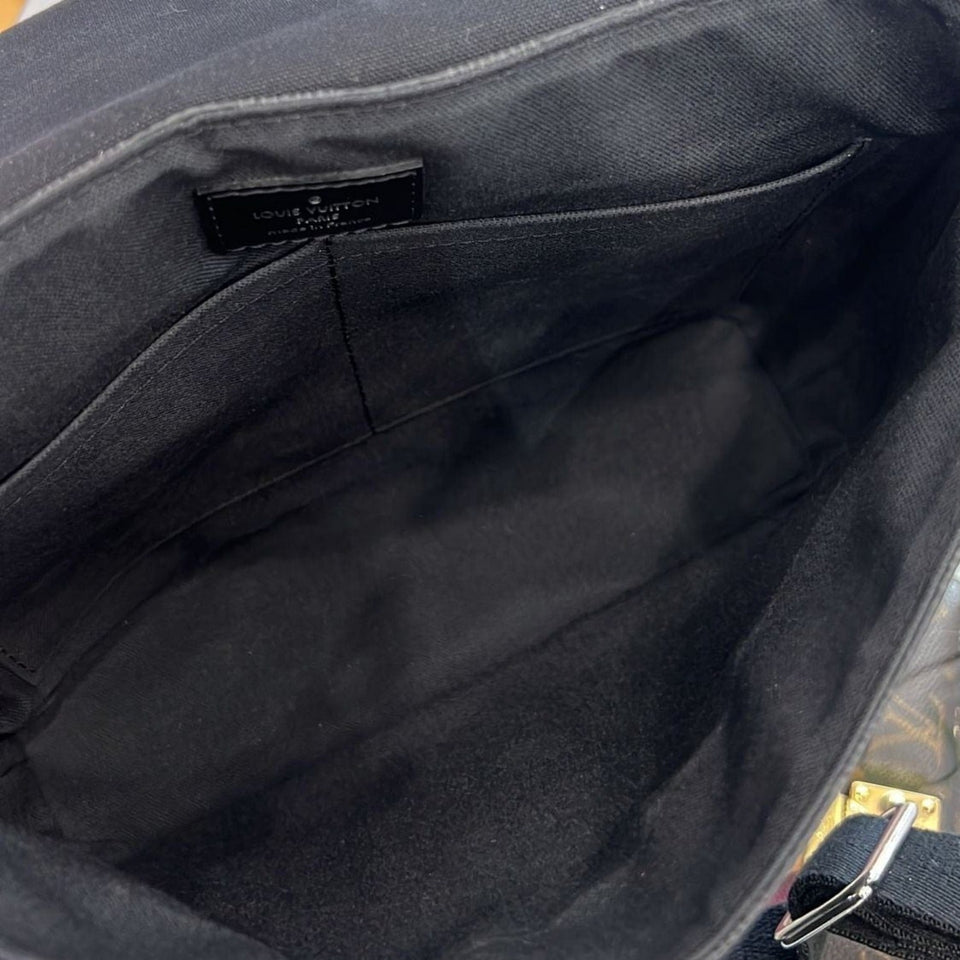 LOUIS VUITTON District PM Damier Graphite Messenger Bag Black