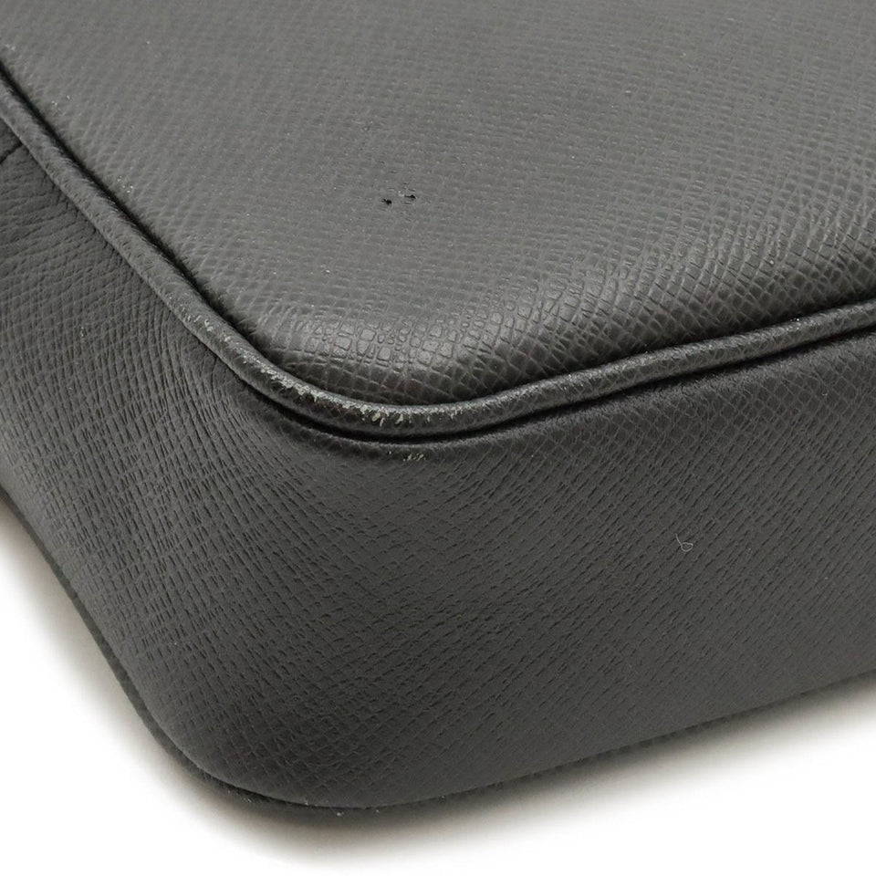 Louis Vuitton Taiga  Leather Clutch Bag