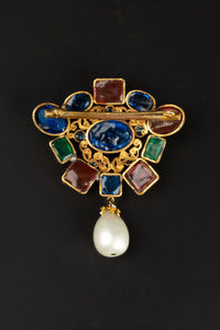 Broche en pâte de verre Chanel